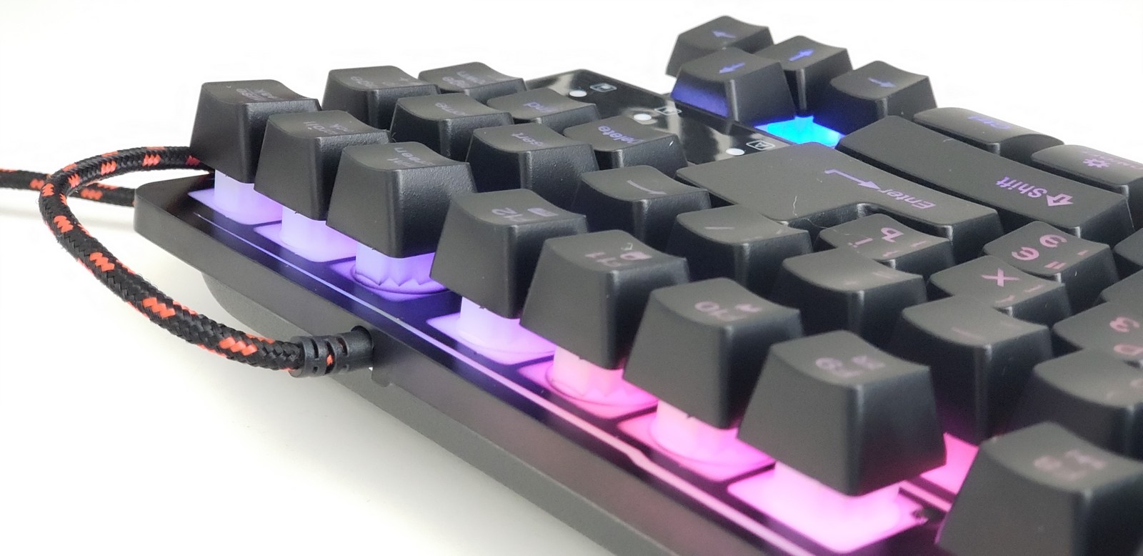 Фото включенной подсветки клавиатуры REAL-EL Gaming 8710 TKL Backlit, в дневное время
